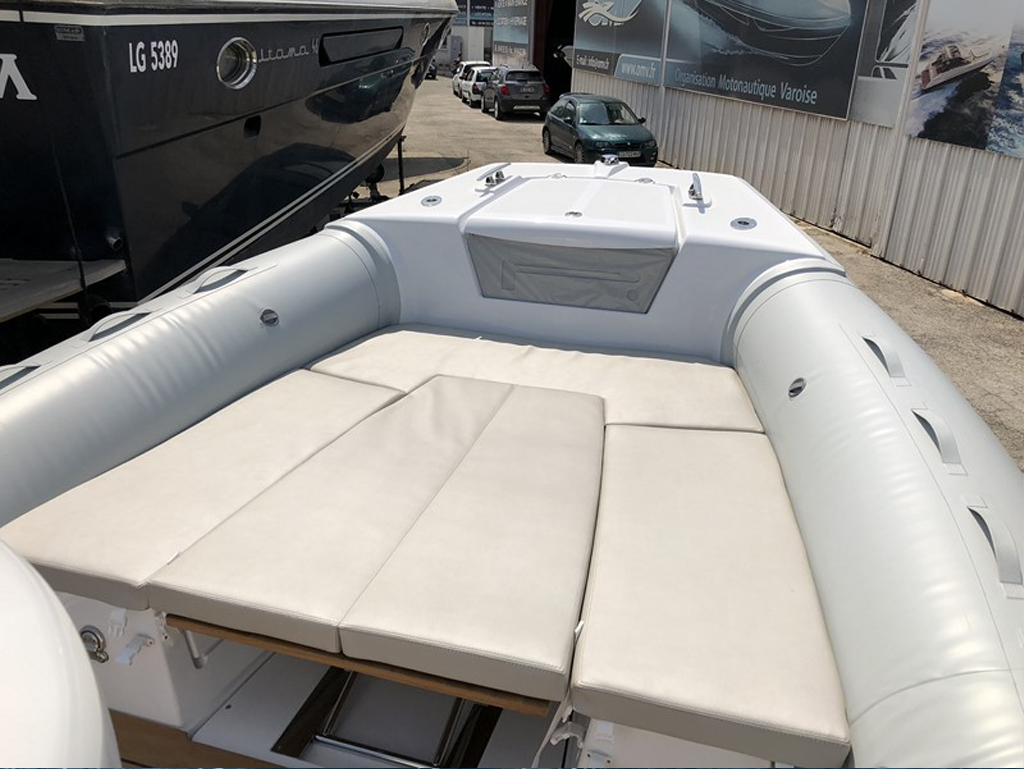 4_saint-tropez-PIRELLI 880 SPORT - Semi-rigide-rivieramarineloc-location-bateau