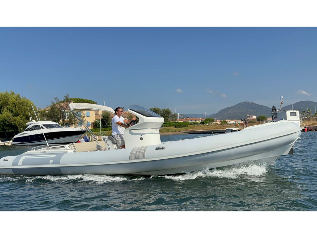 saint-tropez-PIRELLI 880 SPORT - Semi-rigide-rivieramarineloc-location-bateau